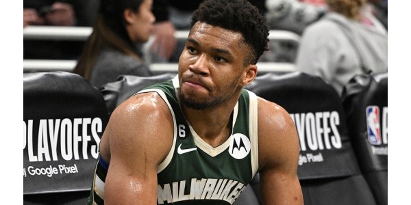 Giannis Antetokounmpo aikoo puhua sopimuksen jatkamisesta ensi vuonna